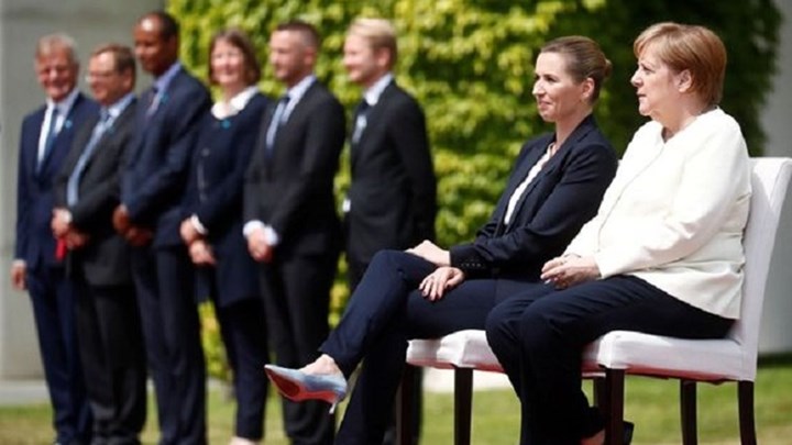 Το τρέμουλο ανάγκασε τη Μέρκελ να σπάσει το πρωτόκολλο -Υποδέχθηκε καθιστή τη Δανή πρωθυπουργό – ΦΩΤΟ