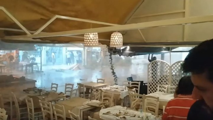 Νέο συγκλονιστικό βίντεο από ταβέρνα στη Χαλκιδική – Οι θυελλώδεις άνεμοι παρασύρουν τα πάντα