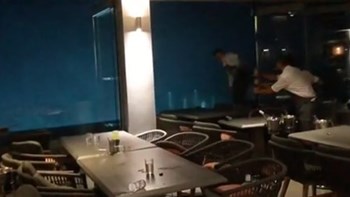 Νέο συγκλονιστικό βίντεο από εστιατόριο στη Χαλκιδική – Φώναζαν σε υπάλληλο να μπει μέσα για να σωθεί