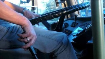 Οδηγός ΚΤΕΛ κατέβασε 15χρονο από το λεωφορείο για… 10 σεντ – Τι καταγγέλλει ο πατέρας του