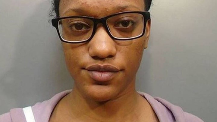 Καταζητούμενη για φόνο διαμαρτυρήθηκε στην αστυνομία γιατί δεν της άρεσε η φωτογραφία της