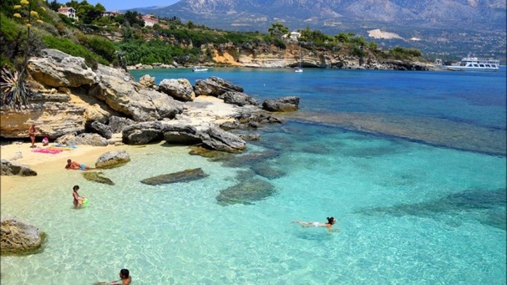 Το Γαλάζιο διαμάντι – Η παραλία της Πεσσάδας στην Κεφαλονιά – ΒΙΝΤΕΟ