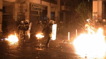 Ένταση τη νύχτα γύρω από το Πολυτεχνείο – Επίθεση με μολότοφ κατά των ΜΑΤ