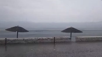 Μπουρίνι “χτύπησε” τη Σύρο – Άρον άρον έφυγαν οι λουόμενοι από τις παραλίες – ΒΙΝΤΕΟ