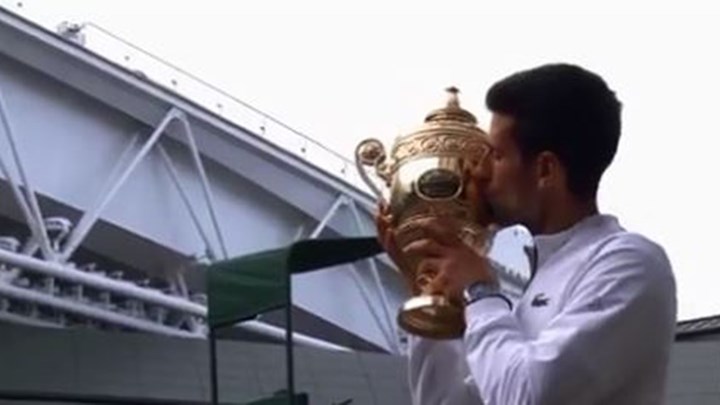 Ο αλύγιστος Νόβακ Τζόκοβιτς κατέκτησε τον τίτλο στο Wimbledon – Νικητής στην τιτανομαχία με τον Ρότζερ Φέντερερ έπειτα από 4 ώρες και 55 λεπτά