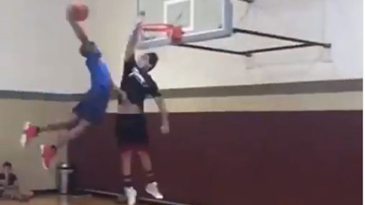 Εντυπωσιακό κάρφωμα από νεαρό παίκτη στις ΗΠΑ – ΒΙΝΤΕΟ