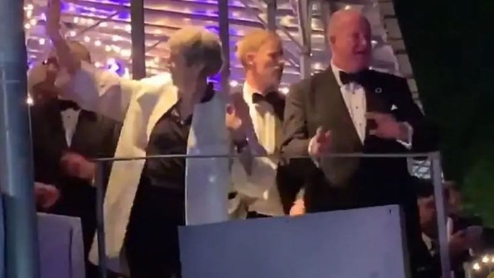 Η Μέι χορεύει ξανά το “Dancing Queen” σε φεστιβάλ – ΒΙΝΤΕΟ