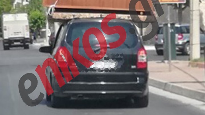 Φόρτωσε όλο το… σαλόνι του στο αυτοκίνητο και βγήκε στους δρόμους – ΦΩΤΟ αναγνώστη