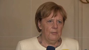 Αυτή τη φορά η Μέρκελ δεν έτρεμε, ήταν λαχανιασμένη – Νέα ανησυχία για την κατάσταση της υγείας της – ΒΙΝΤΕΟ