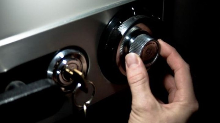 “Σήκωσαν” χρηματοκιβώτιο με 80.000 ευρώ μετρητά και 1.700.000 ευρώ σε επιταγές