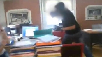 Μπήκε στο γραφείο του δημάρχου και τα έκανε «γυαλιά – καρφιά»