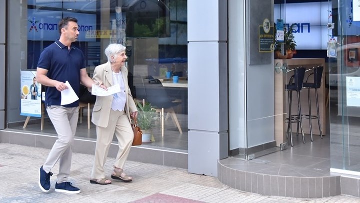 Γιώργος Καπουτζίδης και Έφη Παπαθεοδώρου πληρώνουν το… λογαριασμό εύκολα και γρήγορα – Ξεκαρδιστικό βίντεο για την υπηρεσία πληρωμών tora