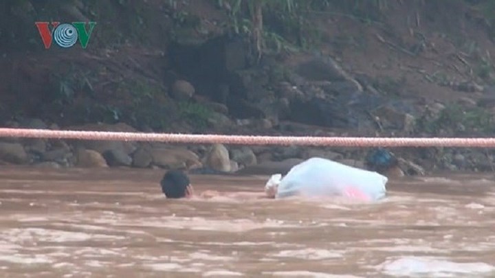 Το πιο πρωτότυπο… σχολικό: Μαθητής μπαίνει σε πλαστική σακούλα για να πάει στο σχολείο – ΒΙΝΤΕΟ