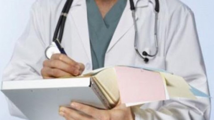 Συλλήψεις δύο γιατρών στη Σάμο για ψευδείς βεβαιώσεις σε πρόσφυγες