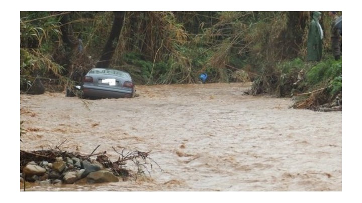 Στιγμές αγωνίας για κατασκηνωτές στην Εύβοια: Χείμαρρος παρέσυρε σκηνή και αυτοκίνητο