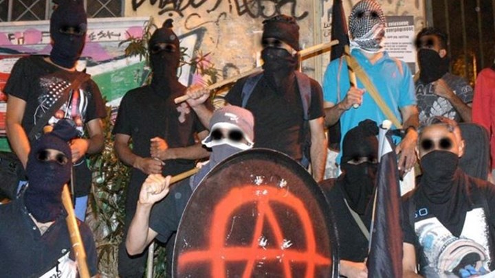 Περιπολίες… αντιεξουσιαστών στα Εξάρχεια μετά την προαναγγελία της Κυβέρνησης για «εκκαθάριση» της περιοχής – ΦΩΤΟ