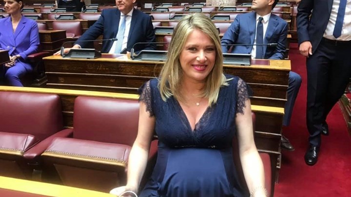 Η εγκυμονούσα βουλευτής που έκλεψε την παράσταση στην ορκωμοσία – ΦΩΤΟ