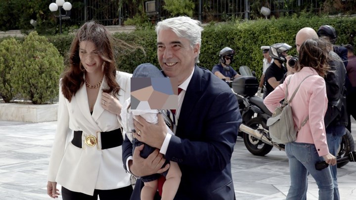 Με τον γιο του στην αγκαλιά ο Σίμος Κεδίκογλου στην ορκωμοσία – ΦΩΤΟ