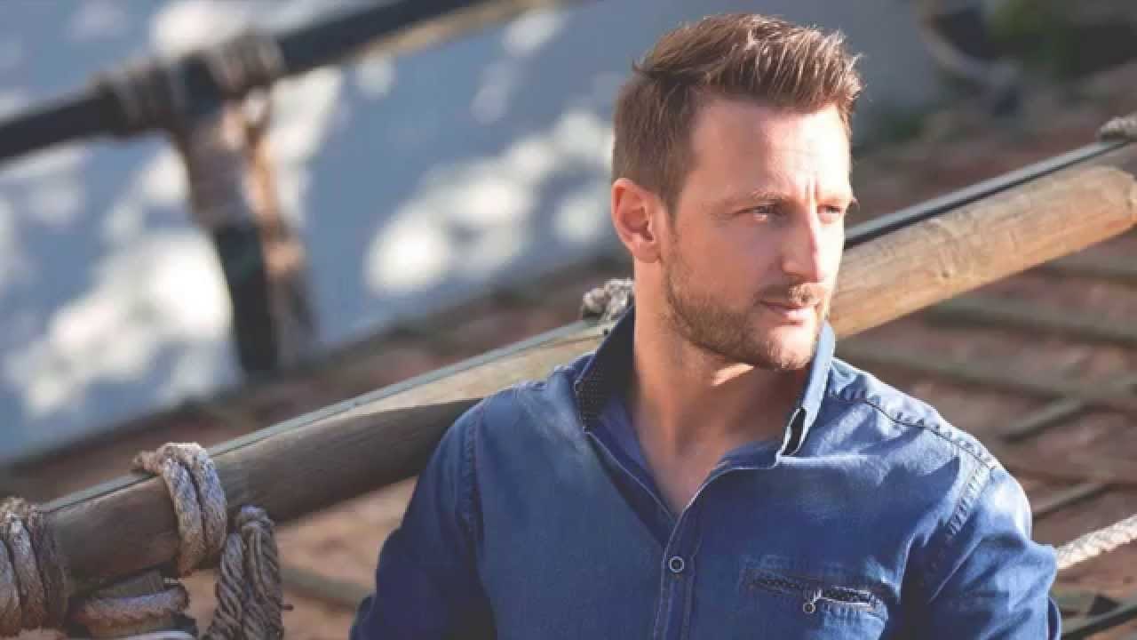 Ο Κώστας Καραφώτης γίνεται…Τζώνυ Βρεττός στο «Room Service,πλιζ» του Ρήγα