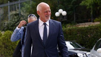 Μαυρισμένος ο Γιώργος Παπανδρέου – Η πρόσκληση της Γεννηματά στην πρώτη σειρά των εδράνων και η χειραψία με τον Τσίπρα – ΦΩΤΟ