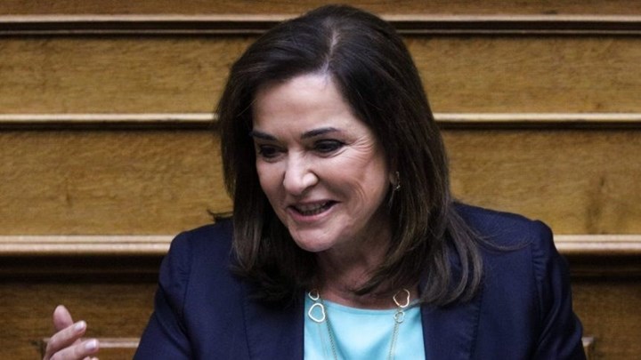 Με ποια βουλευτή της αντιπολίτευσης ζήτησε να φωτογραφηθεί η Ντόρα Μπακογιάννη