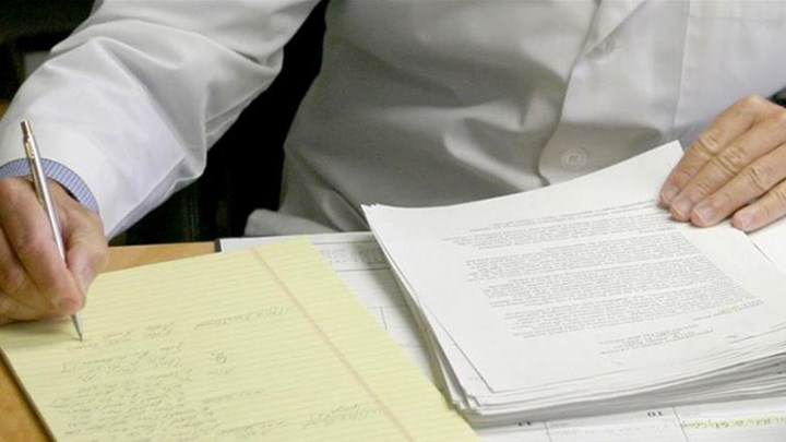 Μπαράζ συλλήψεων γιατρών για ψευδείς βεβαιώσεις υγείας σε πρόσφυγες