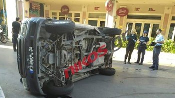 Ανετράπη αυτοκίνητο στην Ερμού – ΦΩΤΟ αναγνώστη