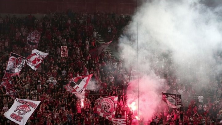 Δημοσιογράφος του BBC τα… έχασε με την ατμόσφαιρα στο Καραϊσκάκη – ΦΩΤΟ