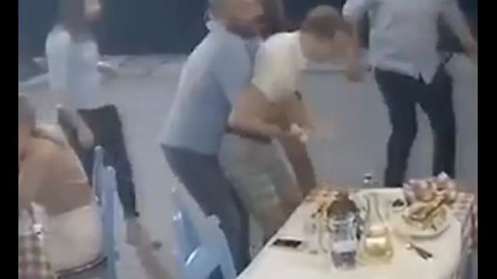 Η στιγμή που ιδιοκτήτης ταβέρνας στα Χανιά σώζει τουρίστα από πνιγμό – ΒΙΝΤΕΟ