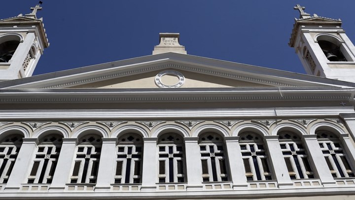 Κατέρρευσε ο μαρμάρινος σταυρός στην εκκλησία της Αγίας Ειρήνης – ΦΩΤΟ