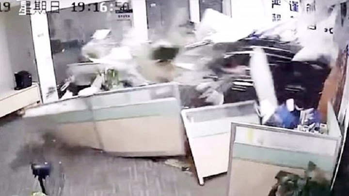 Συγκλονιστικό βίντεο – Άπειρη οδηγός μπέρδεψε το γκάζι με τo φρένο – Δείτε τα αποτελέσματα