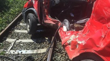 Σφοδρή σύγκρουση τρένου με αυτοκίνητο στη Φλώρινα – ΦΩΤΟ