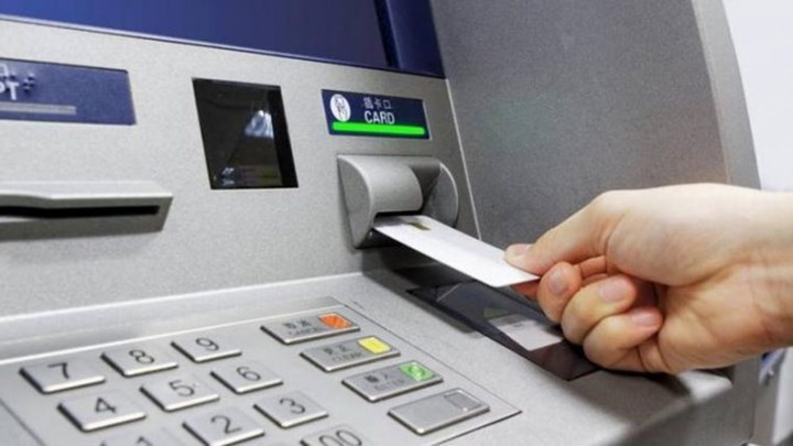 “Αλμυρές” οι αναλήψεις με κάρτες από ΑΤΜ άλλων τραπεζών από Δευτέρα – Οι νέες χρεώσεις