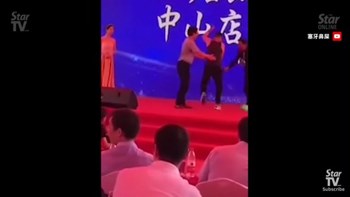 Σοκαριστικό βίντεο: Διάσημος ηθοποιός δέχεται επίθεση με μαχαίρι πάνω στη σκηνή