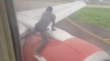 Βίντεο που σοκάρει: Άνδρας σκαρφαλώνει στο φτερό αεροσκάφους τη στιγμή της απογείωσης