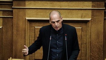 Βαρουφάκης: Η κυβέρνηση υπόσχεται στον ελληνικό λαό θεάματα χωρίς άρτο και καταστολή, αντί για ανάκαμψη – ΒΙΝΤΕΟ