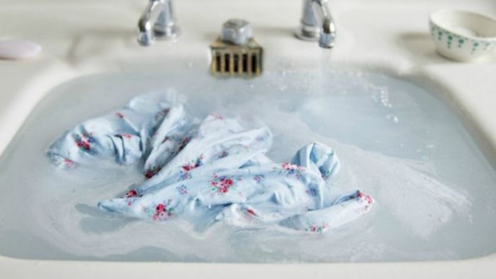Αυτά είναι τα λάθη που κάνετε στο πλύσιμο των ρούχων στο χέρι