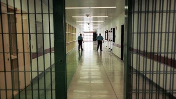 Σε κρίσιμη κατάσταση ένας κρατούμενος μετά την αιματηρή συμπλοκή στις φυλακές Χανίων