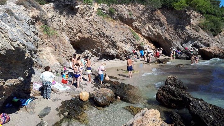 Εκκενώθηκε η παραλία Πανόραμα στο Πόρτο Ράφτη λόγω επικίνδυνων βράχων