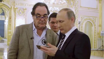 Ο Όλιβερ Στόουν πρότεινε στον Βλαντίμιρ Πούτιν να γίνει νονός της 22χρονης κόρης του