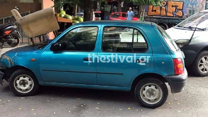 Έβαλαν… πολυθρόνα στο καπό αυτοκινήτου που ήταν παρκαρισμένο παράνομα – ΦΩΤΟ