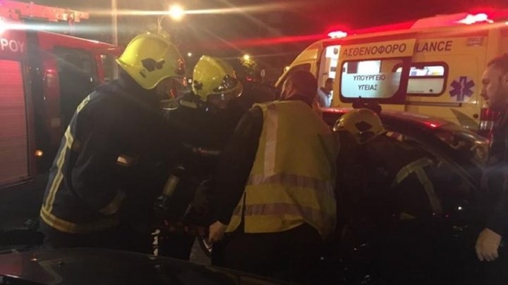 Τροχαίο ατύχημα στη Γλυφάδα – Επιχείρηση της πυροσβεστικής για τον απεγκλωβισμό τραυματιών