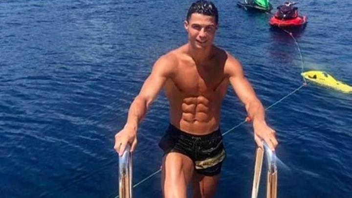 Ο Ρονάλντο ποζάρει σε μπανιέρα με… παγάκια και “ανάβει φωτιές” – ΦΩΤΟ