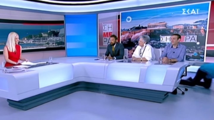 Επική έξοδος floor manager από το στούντιο – Φεύγει μπουσουλώντας – ΒΙΝΤΕΟ