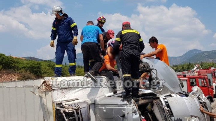 Ανετράπη νταλίκα στη Λαμία – Μεγάλη επιχείρηση για τον απεγκλωβισμό του οδηγού – ΦΩΤΟ – ΒΙΝΤΕΟ