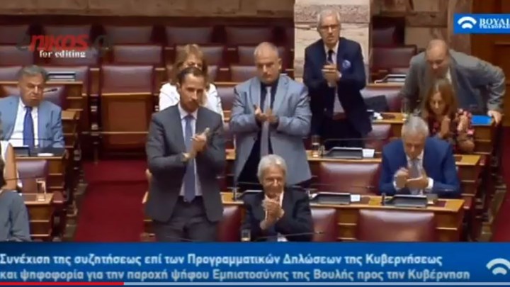 Βουλευτές σκούντηξαν συνάδελφό τους που δεν σηκώθηκε για να χειροκροτήσει – ΒΙΝΤΕΟ