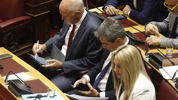 Ο Παπανδρέου με το βλέμμα στον υπολογιστή