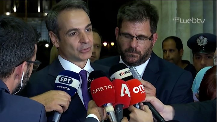 Ο Μητσοτάκης κατά την έξοδό του από τη Βουλή: Από αύριο ξεκινάμε σκληρή δουλειά – ΒΙΝΤΕΟ