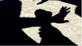 Τουρίστας ενοχλήθηκε με την παρατήρηση καταστηματάρχη και τον δάγκωσε… στο μάτι