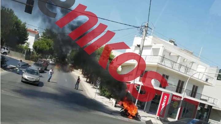 Μηχανάκι τυλίχθηκε στις φλόγες στη Λεωφόρο Αλίμου – ΦΩΤΟ αναγνώστη